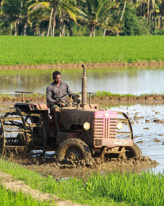 Tractor trabajando en un campo de cultivo