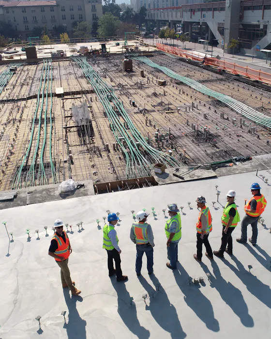 Cuadrilla de trabajadores en una obra de construcción vista desde altura