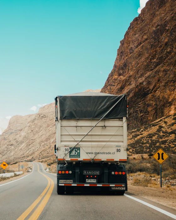 Camión de carga en carretera