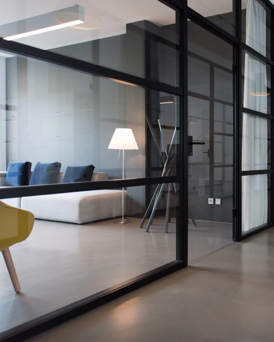 Pasillo de oficinas corporativas